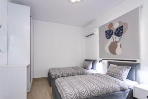 Postel nebo postele na pokoji v ubytování Nasr city apt , 5 min to city Stars mall & more