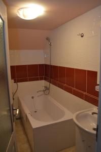 Phòng tắm tại Vila Romana +28 ảnh