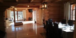 una sala da pranzo con un tavolo in una stanza di legno di Woodorf drewnem usłane - dom z jacuzzi nad rzeką Słupią wśród pól i lasów z chatą grillową, ogniskiem i placami zabaw dla dzieci a Ustka