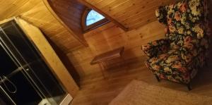 vista sul soffitto di un soggiorno con divano e finestra di Woodorf drewnem usłane - dom z jacuzzi nad rzeką Słupią wśród pól i lasów z chatą grillową, ogniskiem i placami zabaw dla dzieci a Ustka Altre 137 foto