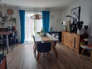 eine Küche und ein Esszimmer mit Tisch und Stühlen in der Unterkunft Maison individuelle in Neuville-du-Poitou + 7 Fotos