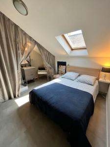 a bedroom with a bed and a skylight at Appartement Remparts de Guérande in Guérande