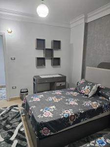Postel nebo postele na pokoji v ubytování شقة سكنية مكونة من ثلاث غرف نوم وحمامين