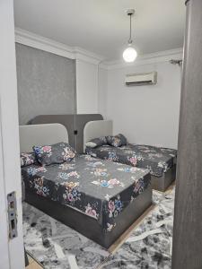 Postel nebo postele na pokoji v ubytování شقة سكنية مكونة من ثلاث غرف نوم وحمامين