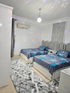 Postel nebo postele na pokoji v ubytování شقة سكنية مكونة من ثلاث غرف نوم وحمامين