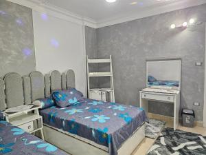 Postel nebo postele na pokoji v ubytování شقة سكنية مكونة من ثلاث غرف نوم وحمامين