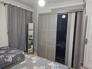 Postel nebo postele na pokoji v ubytování شقة سكنية مكونة من ثلاث غرف نوم وحمامين