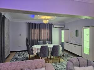 Posezení v ubytování شقة سكنية مكونة من ثلاث غرف نوم وحمامين