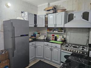 Kuchyň nebo kuchyňský kout v ubytování شقة سكنية مكونة من ثلاث غرف نوم وحمامين + 8 fotografií
