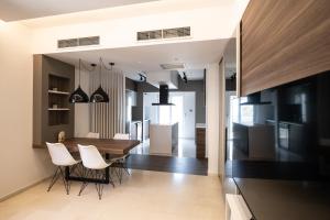 eine Küche und ein Esszimmer mit Tisch und Stühlen in der Unterkunft Savvina's residence in Rhodos (Stadt)