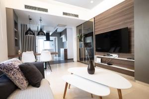 ein Wohnzimmer mit Couch und Tisch in der Unterkunft Savvina's residence in Rhodos (Stadt)