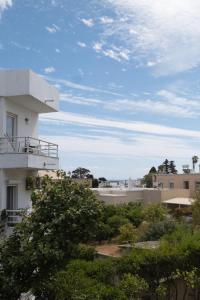 Blick auf ein Gebäude mit Bäumen und Gebäuden in der Unterkunft Savvina's residence in Rhodos (Stadt)