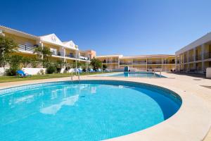 Kolam renang di atau dekat dengan Albufeira Sunny Apartment 2 With Pool by Homing