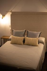A bed or beds in a room at HOTEL BOUTIQUE ALMA ANDALUSí