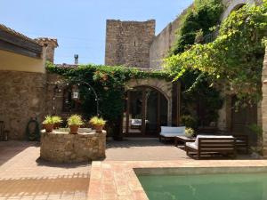 Bazén v ubytování ELS RACONS DEL FORT Castle in wine territory nebo v jeho okolí
