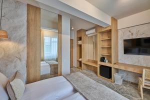 TV a/nebo společenská místnost v ubytování Hotel Serenity Timisoara