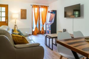 un salon avec un canapé et une table à manger dans l'établissement 'Maison Lison' le Calme en ville, à Annoeullin