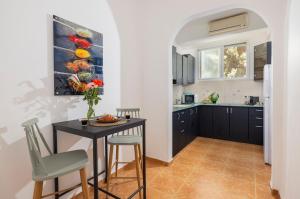 Η κουζίνα ή μικρή κουζίνα στο Bahá’í Gardens Sea view +11 φωτογραφίες