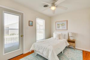 un dormitorio con una cama y una ventana en Walk to Beaches Home with Patio in Surf City!, en Surf City