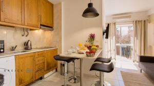 a kitchen with a table with a bowl of fruit on it at GREICE HOMES 1 BEDROOM APARTMENT CENTRE OF VILAMOURA in Vilamoura +6 photos
