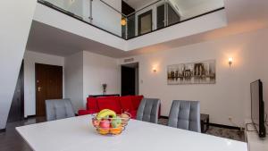 ein Zimmer mit einem Tisch und einer Obstschale darauf in der Unterkunft Monte Laguna Duplex - Greice Homes in Estibeira
