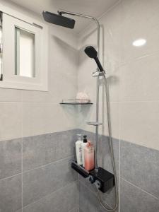 ein Badezimmer mit Dusche mit Glastür in der Unterkunft Pink room 4 bedroom in Seoul