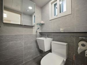 ein Badezimmer mit Toilette und Waschbecken in der Unterkunft Pink room 4 bedroom in Seoul