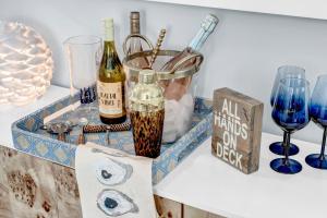 een dienblad met twee flessen wijn en glazen bij Pinewalk by Sea Scape Properties in North Topsail Beach