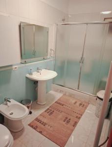 une salle de bain avec toilettes, lavabo et douche dans l'établissement Tirana Lake Apartment, à Selitë e Vogël