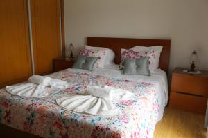 a bedroom with a bed with towels on it at casa das Termas do Carvalhal in Carvalhal