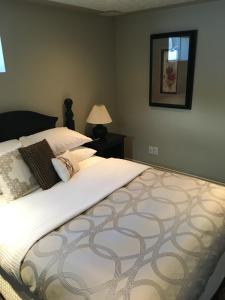 1 dormitorio con 1 cama grande con sábanas blancas en The White Brick Inn, en Jasper