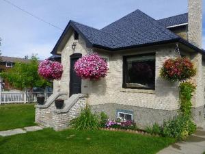 een huis met bloemen erop bij The White Brick Inn in Jasper