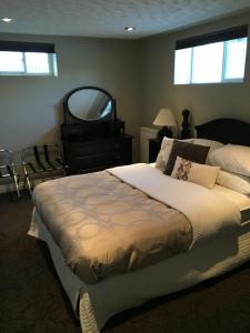 una camera da letto con un letto grande e uno specchio di The White Brick Inn a Jasper