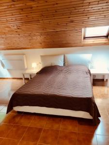 een bed in een kamer met een houten wand bij CASTAGNETO 8 in Rapallo