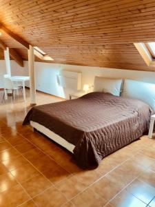 een groot bed in een kamer met een houten plafond bij CASTAGNETO 8 in Rapallo