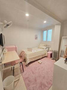 a bedroom with a bed and a pink rug at Gurum Stay in Suwon +19 photos
