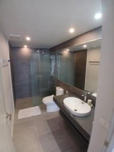 Et badeværelse på Modern & Cozy Apartment 1BR - NV-413