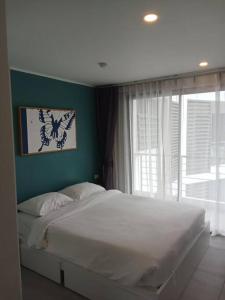 En eller flere senge i et værelse på Modern & Cozy Apartment 1BR - NV-413