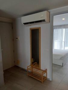 En eller flere senge i et værelse på Modern & Cozy Apartment 1BR - NV-413