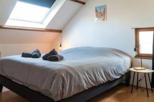 ein Schlafzimmer mit einem Bett mit zwei Handtüchern darauf in der Unterkunft 'Maison Baptiste' la campagne en ville in Annoeullin