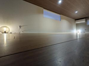 Una habitación vacía con suelo de madera y dos luces. en ふぁーむふぁーむ, en Miyaji 14 fotos más