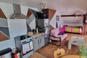 a room with a kitchen and a bedroom with a bed at Studio centre ville Schirmeck in Schirmeck