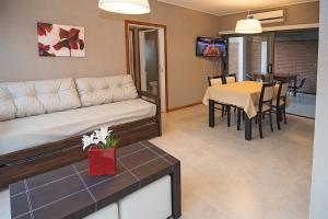 sala de estar con sofá y mesa en Villa Aurora en Ostende