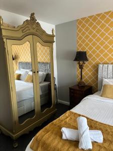 The Cornish Arms Inn客房内的一张或多张床位