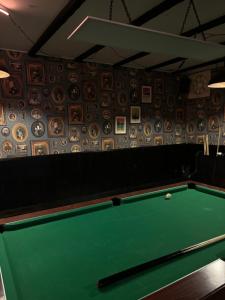 以撒港The Cornish Arms Inn的墙上的绿色台球桌
