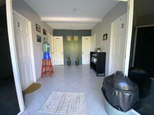 un pasillo con una habitación con una puerta y un taburete en Habitación cerca del aeropuerto #1, en Tilapa