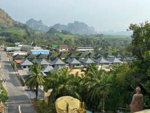 Una vista de un pueblo con casas y palmeras. en Luxury Private Pool Villa-Ao Nang Krabi 2, en Ao Nam Mao