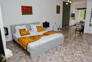 A bed or beds in a room at Suite meublée Anzah