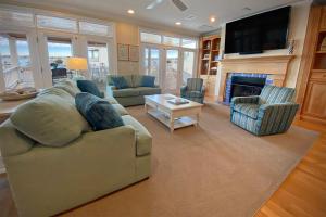 Televiisor ja/või meelelahutuskeskus majutusasutuses Ocean Mist by Sea Scape Properties