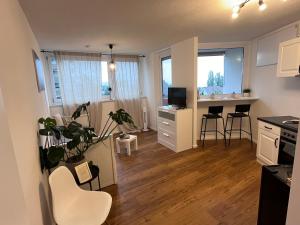 a kitchen and living room with a table and chairs at Ferienwohnung Emilio in Überlingen